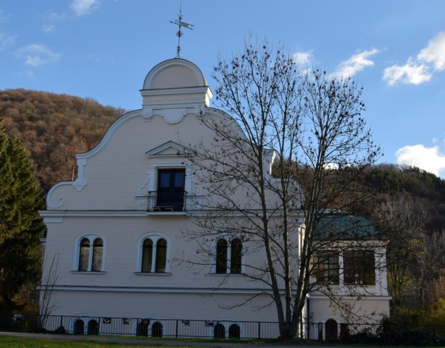 Tihányiovský kaštieľ v mestskej časti Radvaň v Banskej Bystrici